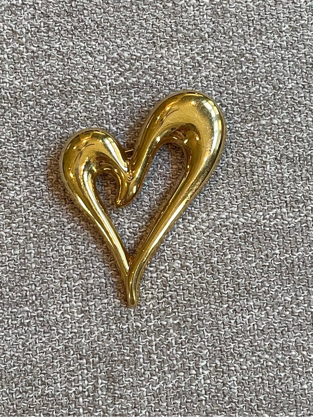 Gold Tone Whimsical 80’s 90’s Heart Shaped Brooch Pin Retro